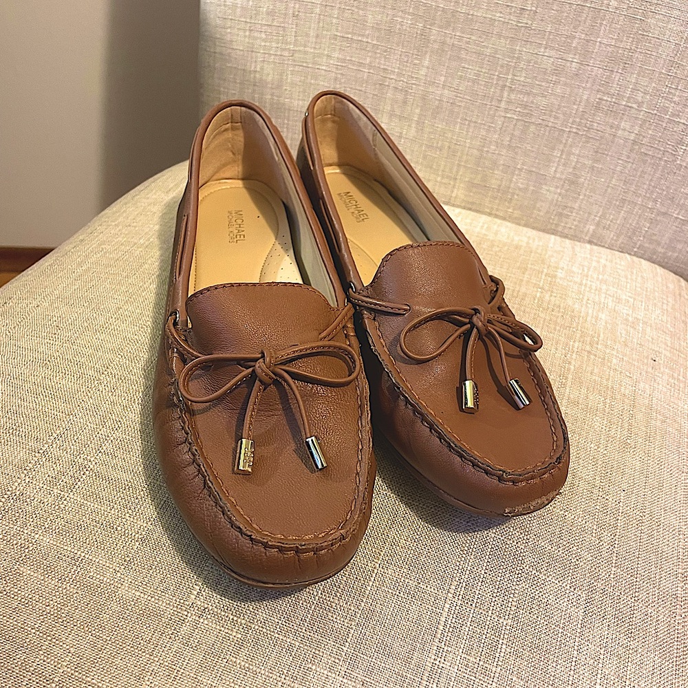 Michael Kors Tan Loafers / Slip On Shoes with bow accent size 9.5 Classic career